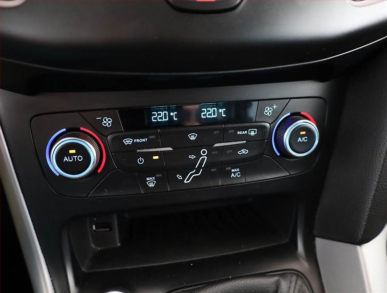 Ford Focus (2017) 1.0 EcoBoost, Serv.kniha - fotka 10 z 16
