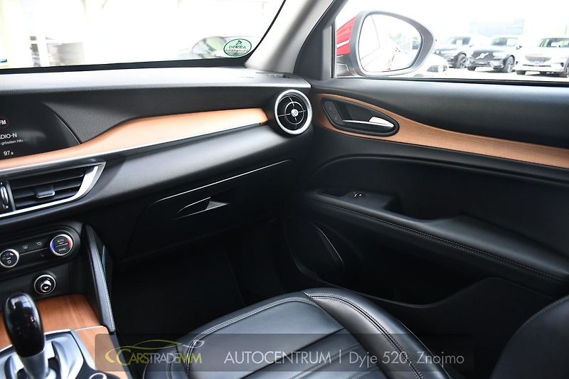 Alfa Romeo Stelvio 2.0 Q4 VELOCE - fotka 23 z 52
