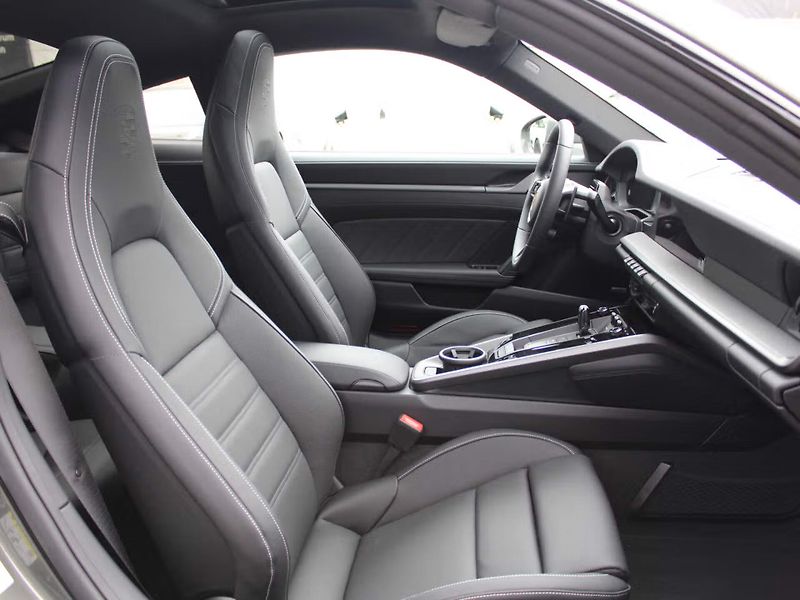 Porsche 911 (2026) Carrera 4S Lift InnoDrive BOSE - fotka 27 z 30