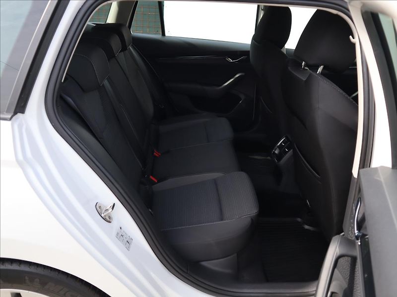 Škoda Octavia 1,5 TSi 110kW Selection ParkPi - fotka 34 z 38