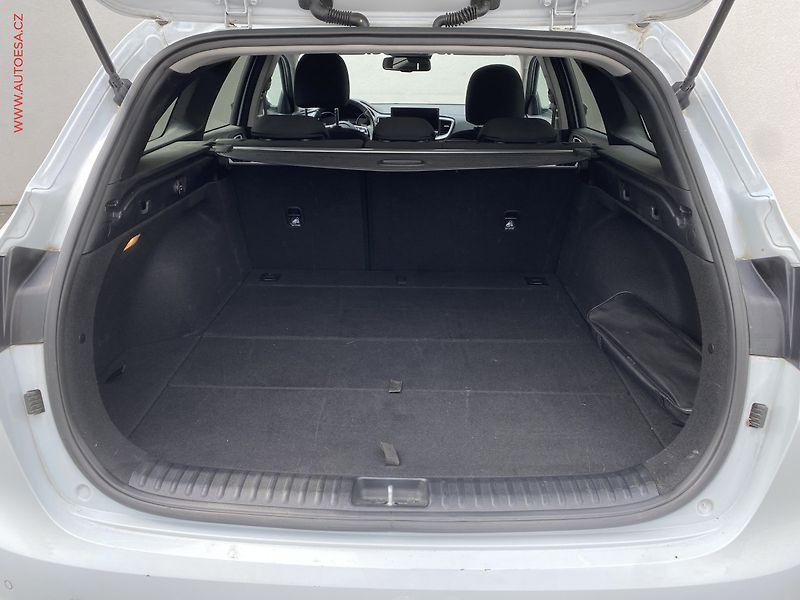 Kia Ceed (2022) 1.5 TGDi SW, ČR, TOP, LED - fotka 7 z 19