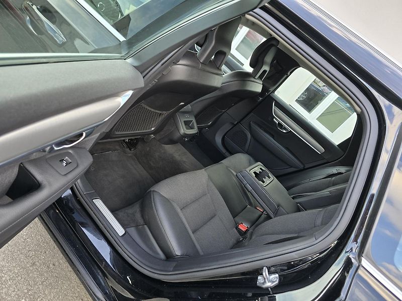 Volvo V90 D4 2,0 140kW 4x4 DPH MOMENTUM - fotka 40 z 45