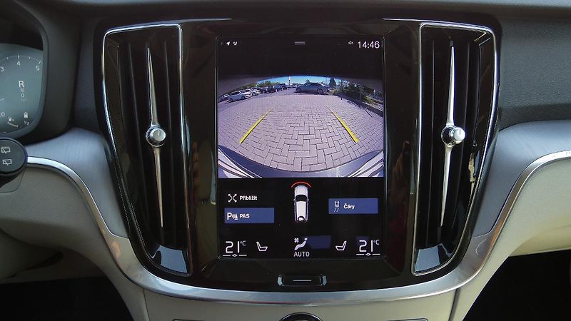 Volvo V60 B4 FWD Momentum Pro Auto - fotka 15 z 24