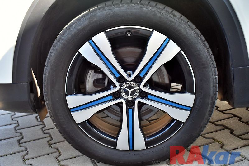 Mercedes-Benz EQB 300 4Matic - fotka 28 z 30