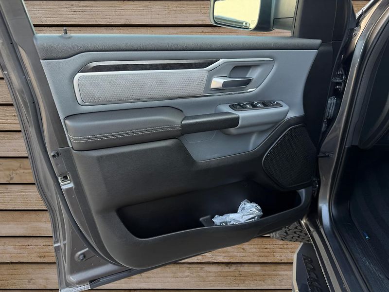 Dodge RAM (2022) +WINCHER+ROUGH COUNTRY+6 míst+ - fotka 18 z 23