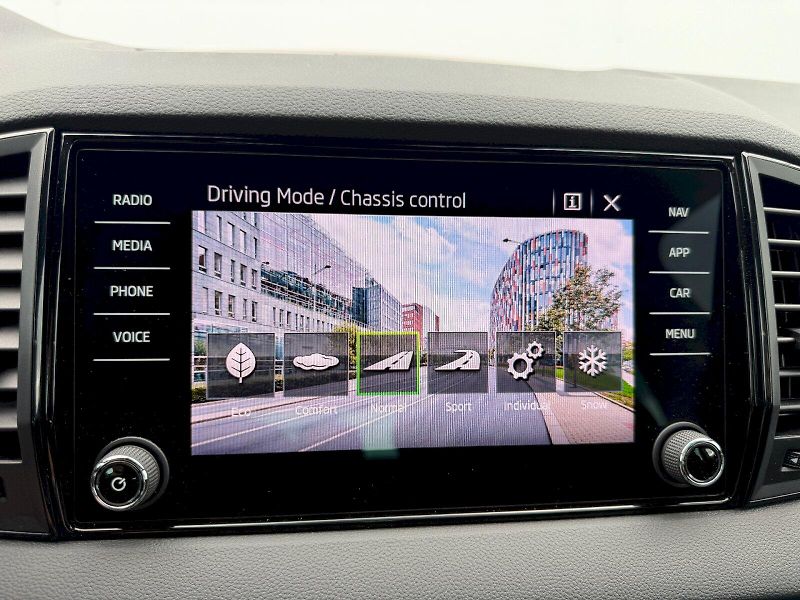 Škoda Karoq (2024) 2.0 TSI 140kW DSG 4x4 SportLin - fotka 18 z 35