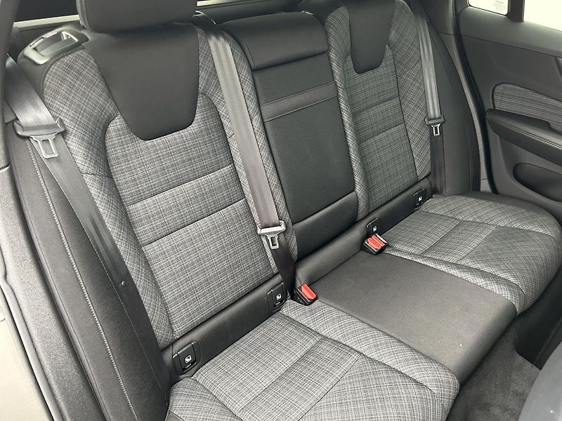 Volvo V60 2.0  B4 4x4 Cross Country PRO - fotka 14 z 25