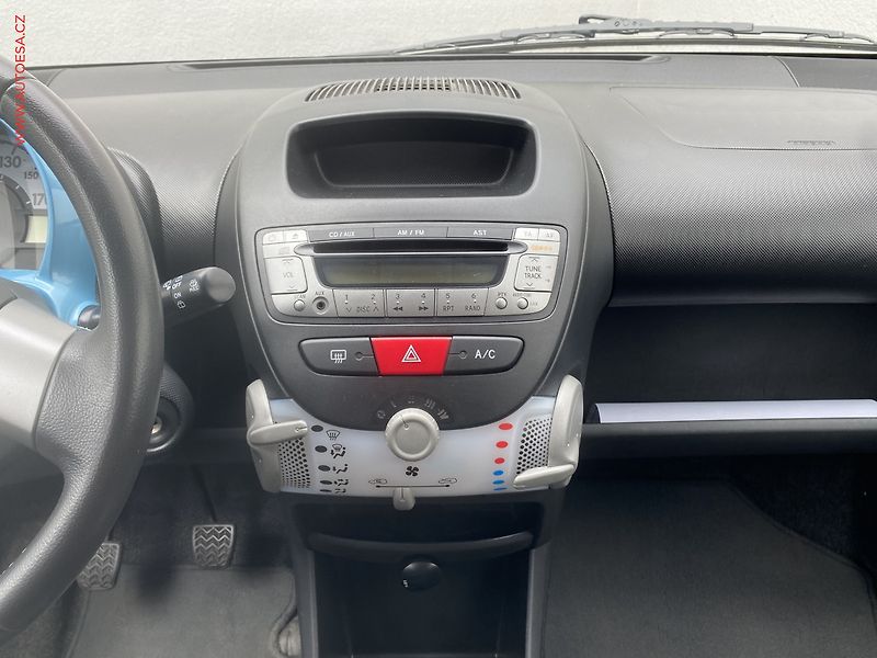 Toyota Aygo (2014) 1.0i, ČR, AC - fotka 12 z 14