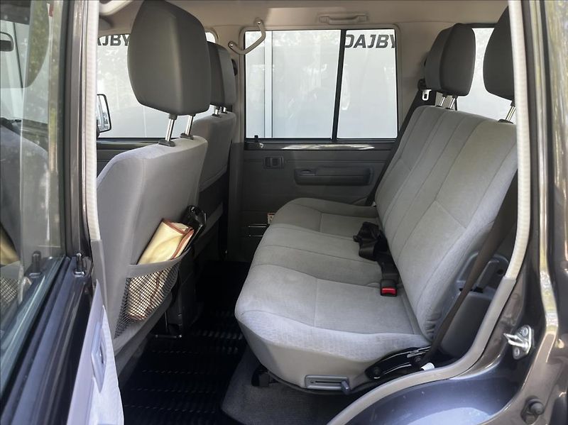 Toyota Land Cruiser GRJ76 4,0 V6 5MT - fotka 10 z 33