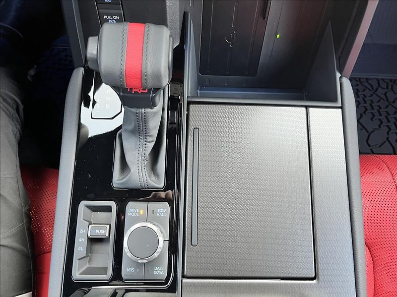 Toyota Sequoia 3,5i-Force MaxTTV6HEV TRD Pro - fotka 33 z 58