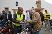 Automobiloví a motocykloví veteráni se vydali v neděli na tradiční jízdu Ze zámku na hrad. Start byl na Horním náměstí v Přerově, kde si lidé užili bohatý program.