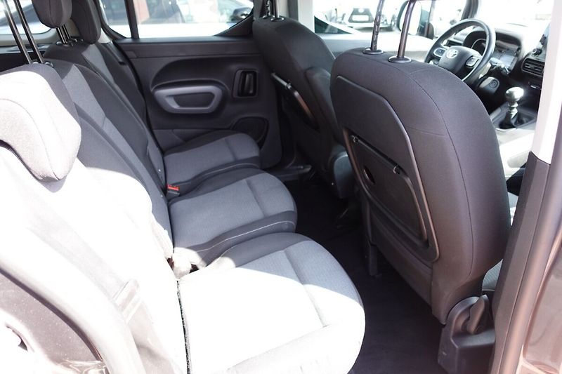 Toyota ProAce City Verso 1,5D-4D M/T Family Long - fotka 13 z 28
