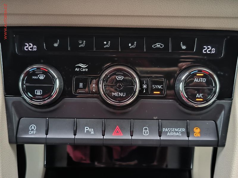 Škoda Karoq (2018) 1.5 TSi, Style, DSG, panor - fotka 16 z 26