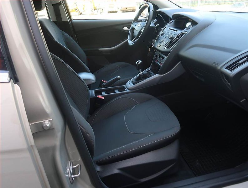 Ford Focus (2016) 1.0 EcoBoost, Vyhř. sedaček - fotka 9 z 16