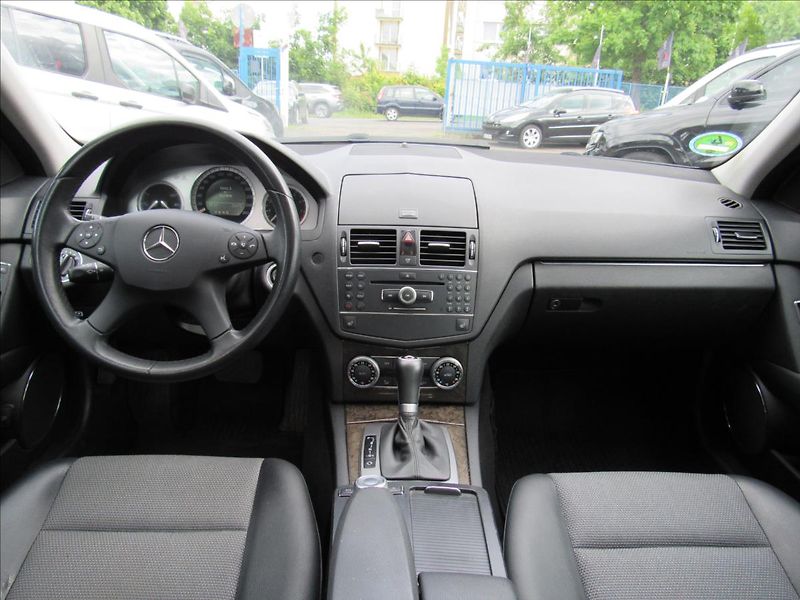 Mercedes-Benz Třídy C 2,5 i C 230 V6 150kW Automat - fotka 11 z 33