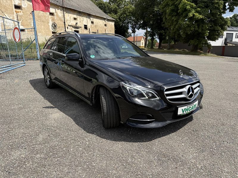 Mercedes-Benz Třídy E 220D  BlueTec 4MATIC TAŽNÉ - fotka 3 z 33