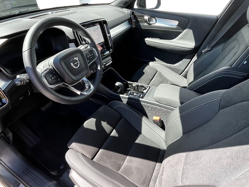 Volvo XC40 Plus Dark B3 120kW - fotka 16 z 24