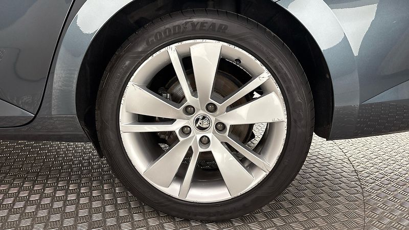 Škoda Superb 2.0 TDI Style Combi - fotka 19 z 29