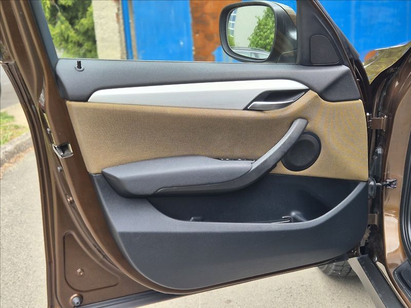 BMW X1 xDrive 20d AT*nove ROZVODY - fotka 13 z 25
