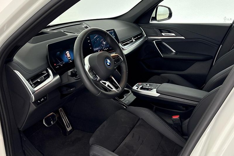 BMW iX1 eDrive20 - fotka 6 z 23