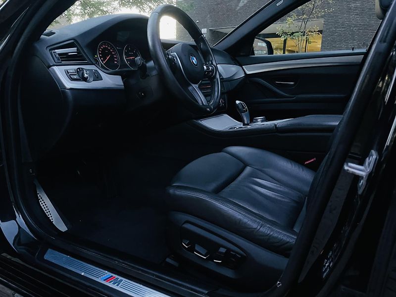 BMW Řada 5 530D AUT XDRIVE TAŽNÉ M-PAKET - fotka 29 z 48