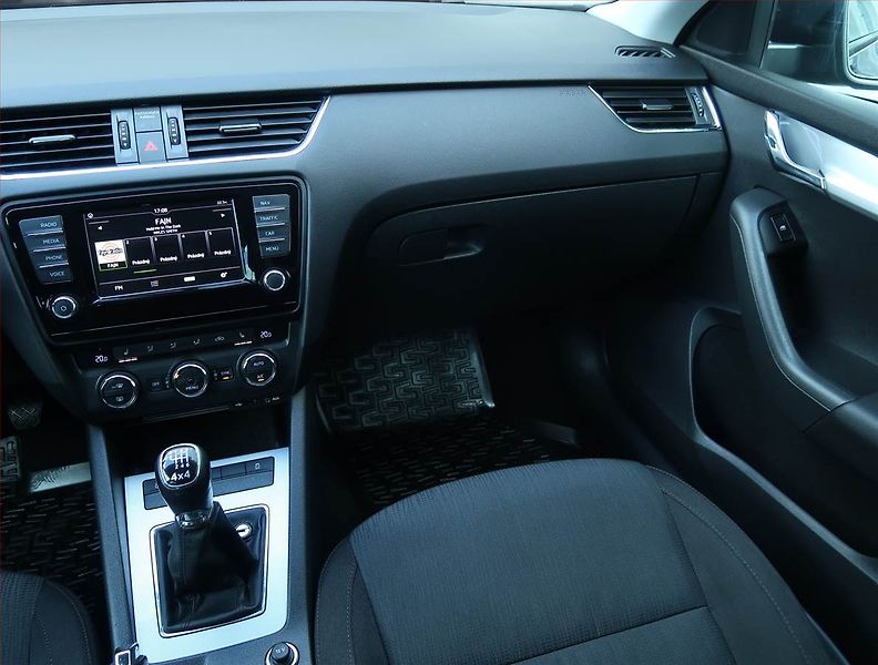 Škoda Octavia (2015) Style 2.0 TDI 4x4, 4X4, Navi - fotka 8 z 18