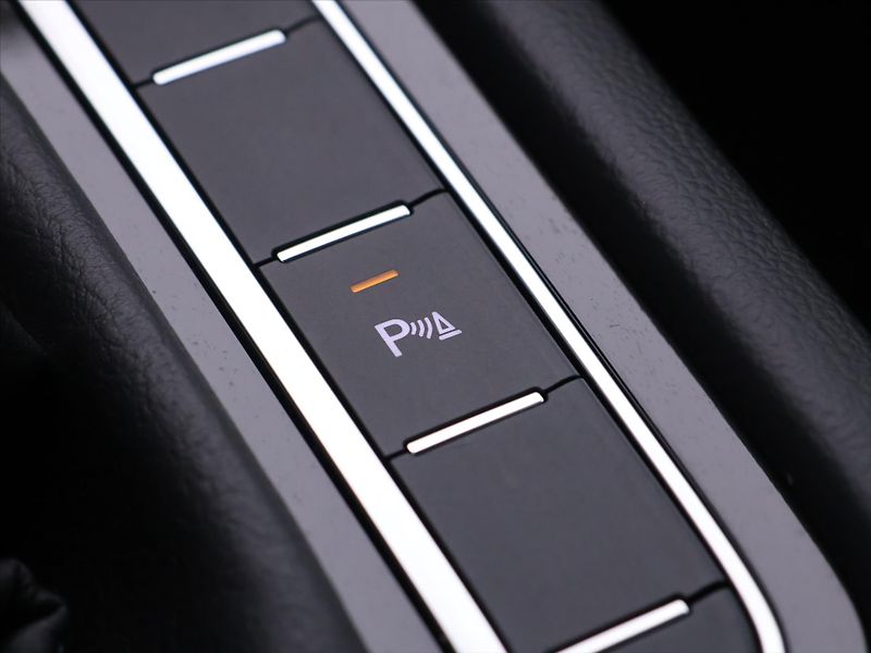 Volkswagen Passat 2,0 TDI 110kW DSG 1.Maj. DPH - fotka 31 z 39