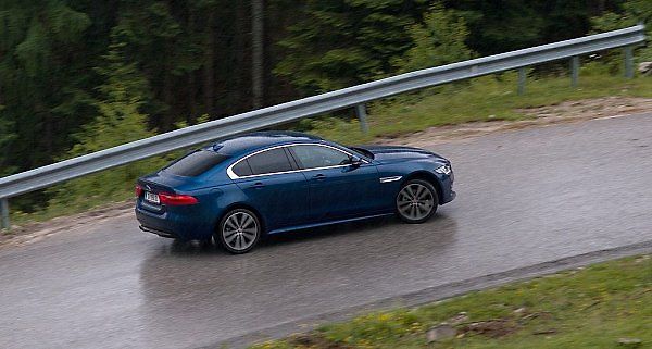 Jaguar XE.