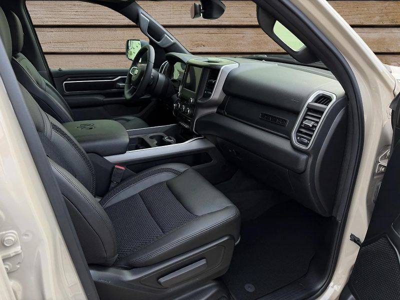 Dodge RAM (2022) +TRAVELLER+LOOK26+HEMI+ - fotka 13 z 24