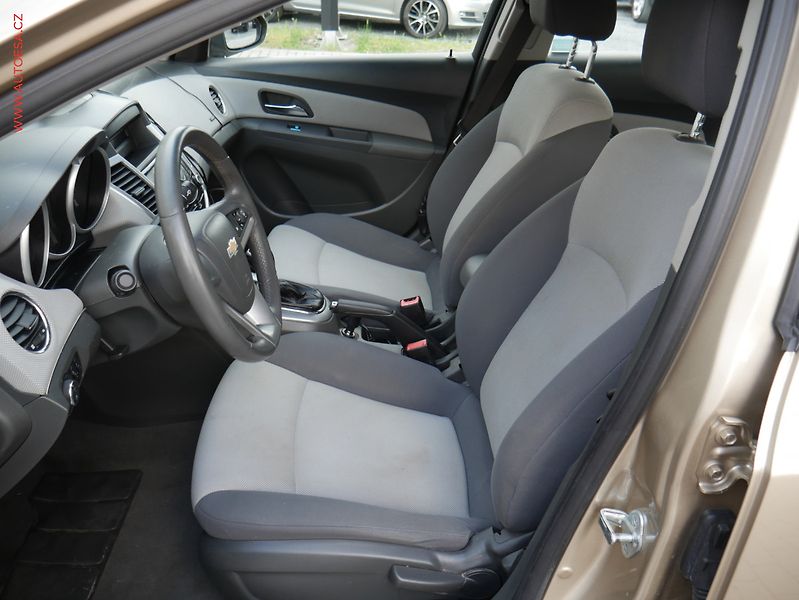 Chevrolet Cruze (2010) 1.6 i, ČR, AC, TZ - fotka 9 z 16