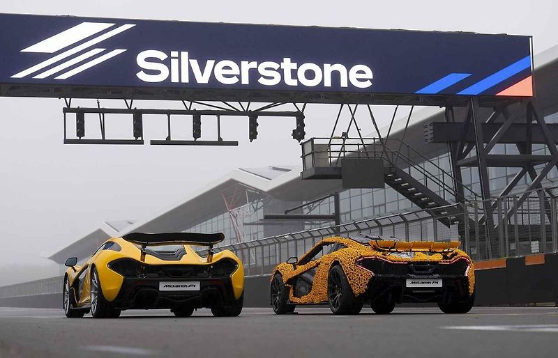 Replika McLarenu P1 v reálné velikosti se skládá z 342 817 dílků, váží přibližně 1220 kilogramů.