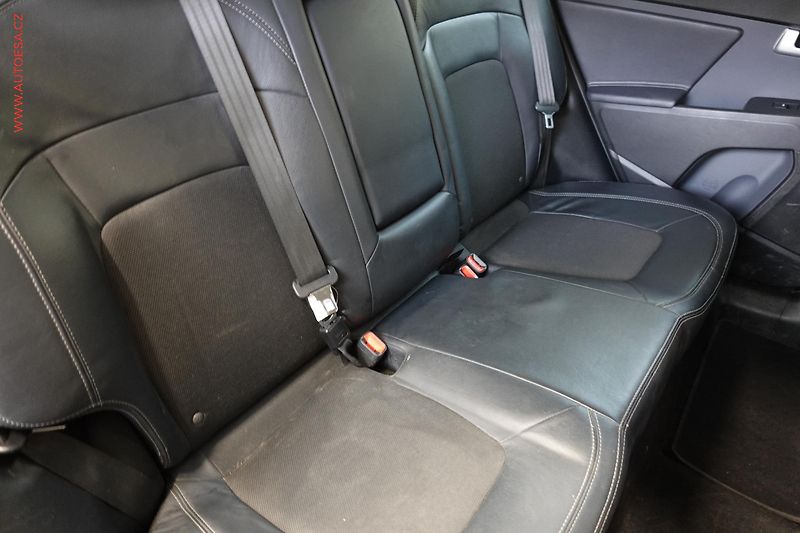 Kia Sportage (2014) 2.0CRDi 4x4, Xenon, navi - fotka 12 z 22