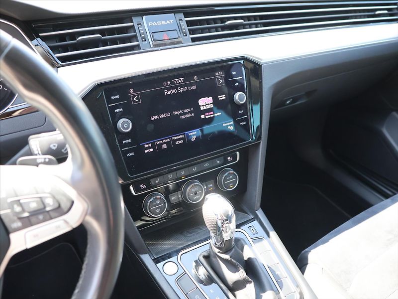Volkswagen Passat 2,0 TDI 110kW DSG Elegance - fotka 26 z 39