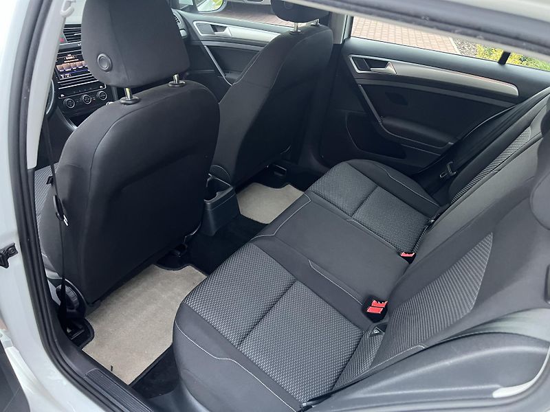 Volkswagen Golf 1.0 TSI 85KW,1 MAJITEL,SERVIS - fotka 13 z 40