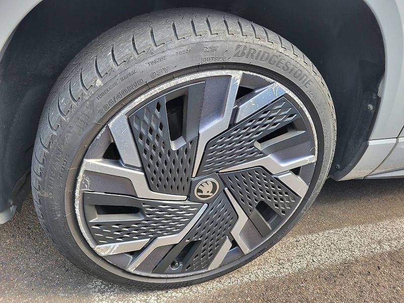 Škoda Karoq (2022) SPORTLINE Exclusive 1.5 TSI / - fotka 31 z 31