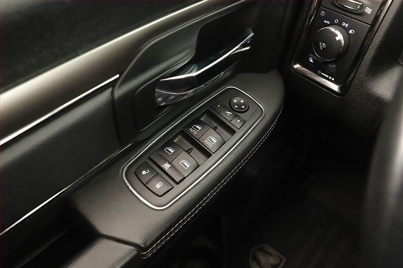 RAM 1500 (2021) 5.7 V8 Hemi - fotka 22 z 25