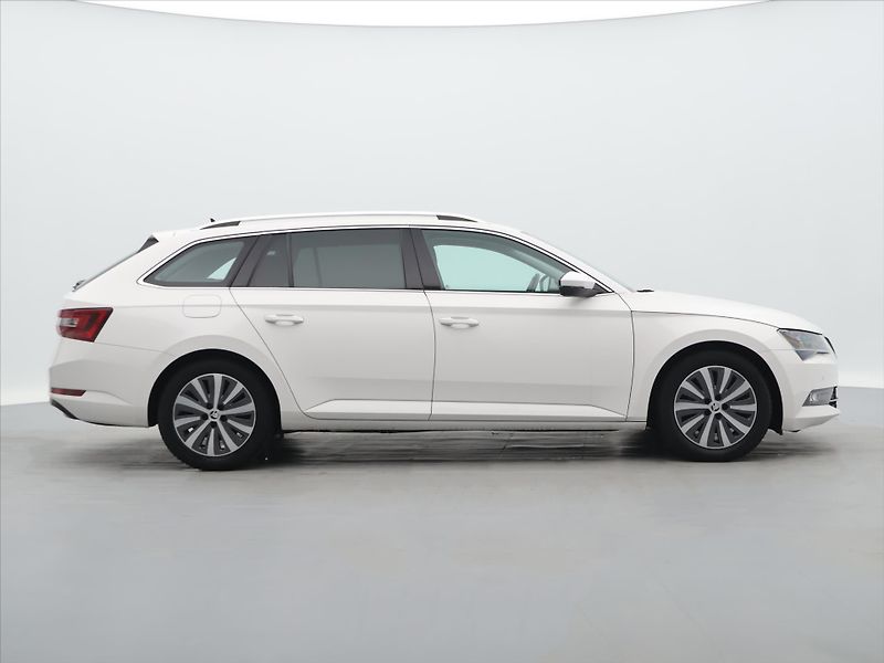 Škoda Superb 1,6 TDI Style 1.maj servis kn. - fotka 8 z 29