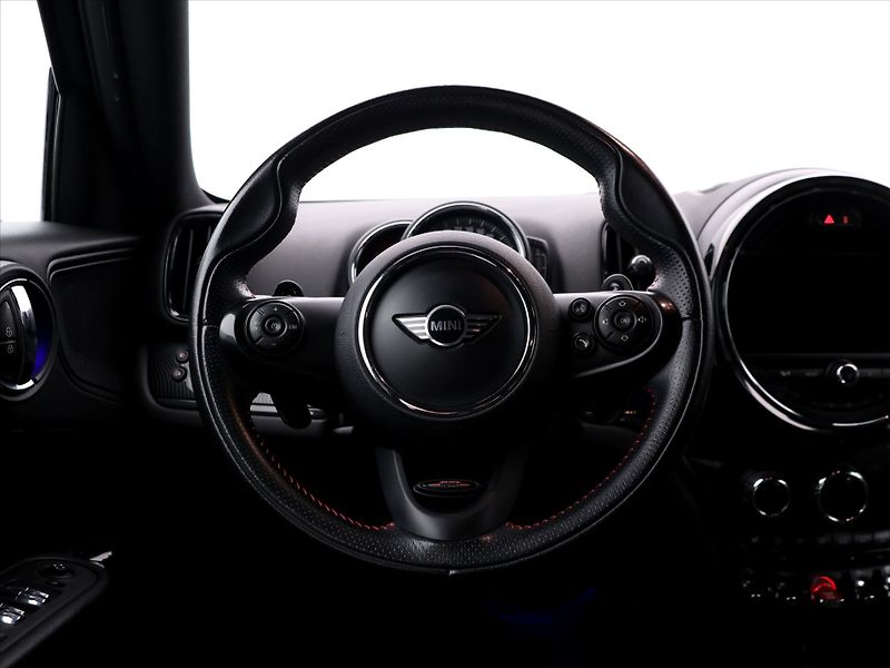 Mini Countryman 2,0 SD 140kW ALL4 Aut. LED - fotka 18 z 35