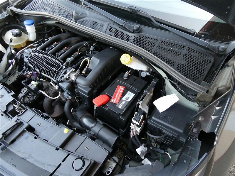 Citroën C4 Cactus 1,2 PureTech 60kW NAVI - fotka 32 z 33