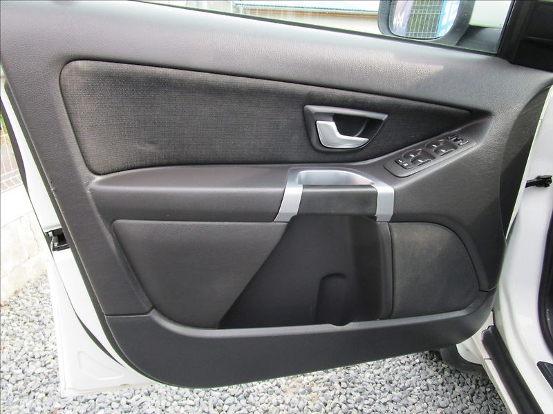Volvo XC90 2.4 D5, AWD, automat, 7 míst - fotka 16 z 47