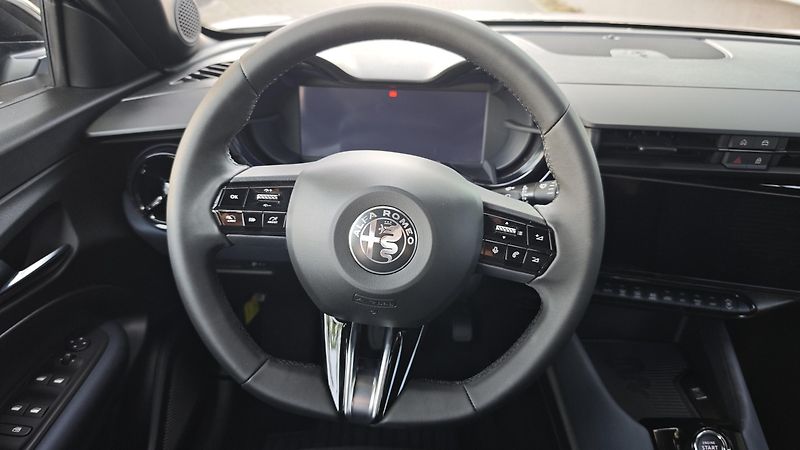 Alfa Romeo Junior (2026)  1,2 T 145 PS automat - fotka 17 z 38