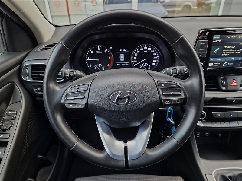 Hyundai i30 1.6 CRDi Comfort,ČR,1.Majitel - fotka 21 z 49