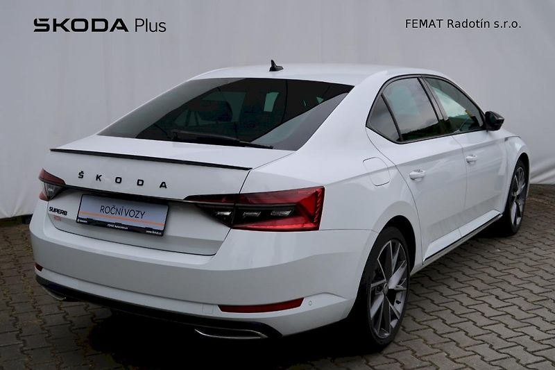 Škoda Karoq (2025) SportLine 2,0 TDi /110 kW - fotka 2 z 30
