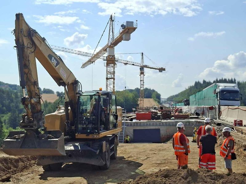 Most Šmejkalka na dálnici D1 projde o víkendu zatěžovací zkouškou. Kvůli ní se v noci uzavře úsek mezi Mirošovicemi a Chocerady v obou směrech.