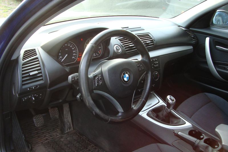 BMW Řada 1 (2007) 2.0 118i - fotka 12 z 56
