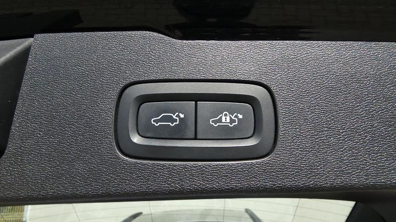 Volvo V60 B5 AWD Momentum Pro - fotka 20 z 23