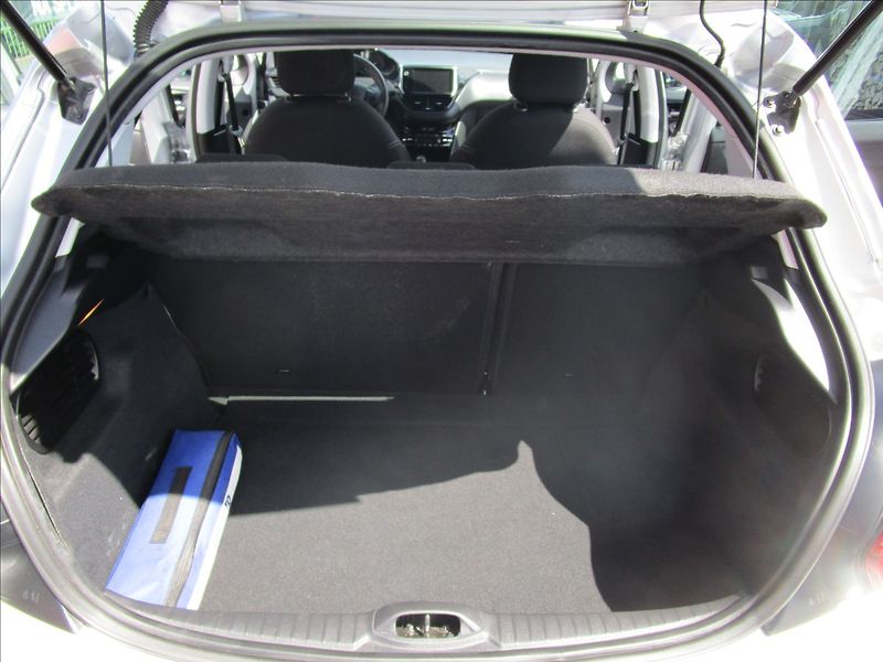 Peugeot 208 1.2i Klima, Navi - fotka 32 z 38