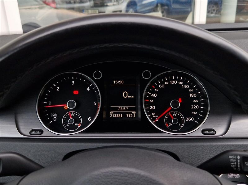 Volkswagen Passat 2,0 TDi 103kW KAMERA NAVI +ZIM - fotka 22 z 34