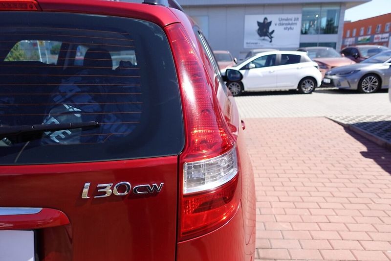 Hyundai i30 1,4i 80kW M/T - fotka 22 z 23