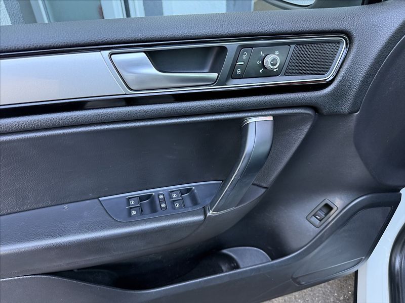 Volkswagen Touareg 3,0 TDI kůže,tažné,po servisu! - fotka 17 z 24